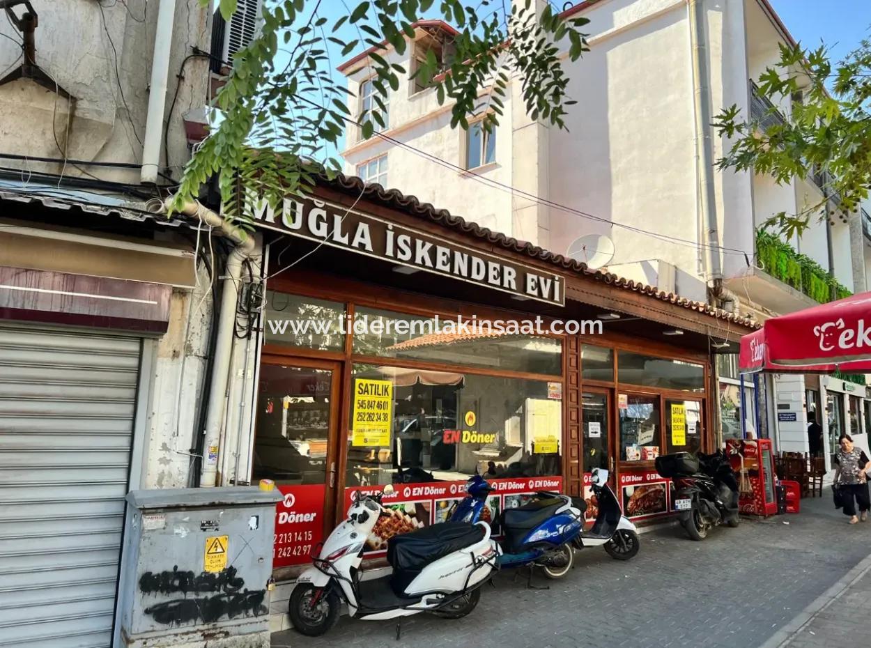 Jewellery Bazaar In The Center Opportunity Business With Large Showcase