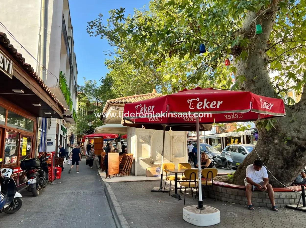 Jewellery Bazaar In The Center Opportunity Business With Large Showcase