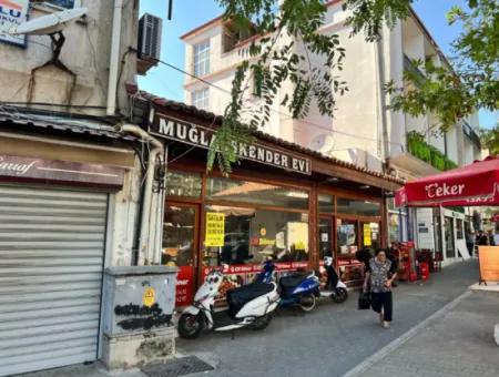 Jewellery Bazaar In The Center Opportunity Business With Large Showcase