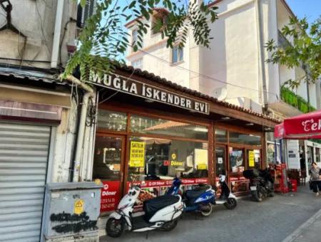 Jewellery Bazaar In The Center Opportunity Business With Large Showcase