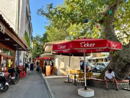 Jewelers' Bazaar In The Center Opportunity Workplace For Sale From The Project With A Large Showcase